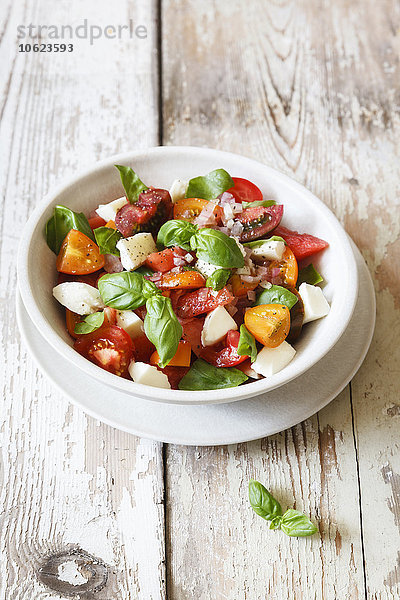 Salat mit Mozzarella  Tomaten und Melonenscheiben