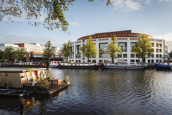 Niederlande  Amsterdam  Hausboot an der Amstel mit Het Muziektheater im Hintergrund