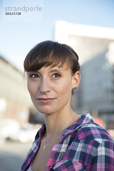 Deutschland  Berlin  Portrait einer jungen Frau mit braunen Haaren und braunen Augen