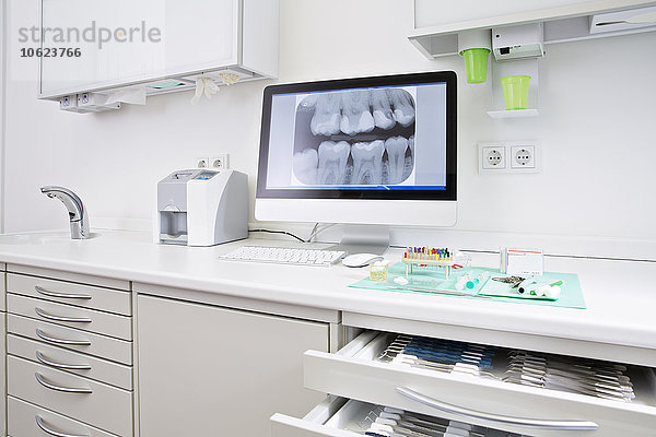 Schublade mit zahnärztlichen Instrumenten und Röntgenbild der Zähne