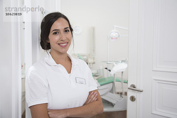 Porträt des lächelnden Zahnarztes in der Praxis