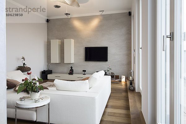 Interieur der modernen Wohnung  Wohnzimmer mit weißer Couch