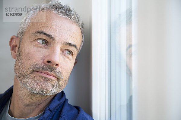 Porträt eines reifen Mannes am Fenster