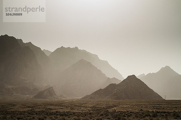 Iran  Chak Chak  Blick auf Gebirge und Wüste