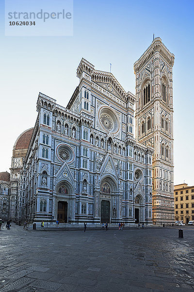 Italien  Florenz  Blick zur Westfassade der Basilika Santa Maria del Fiore mit Campanile di Giotto