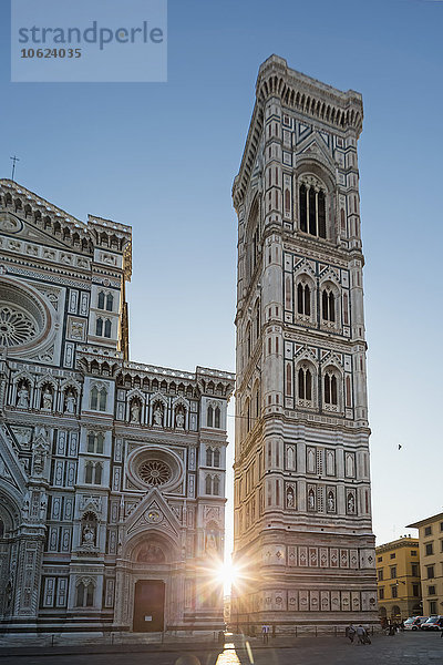 Italien  Florenz  Blick auf die Basilika Santa Maria del Fiore und Campanile di Giotto bei Gegenlicht
