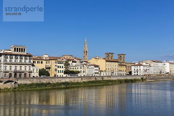 Italien  Florenz  Blick auf die Basilika Santa Croce hinter der Häuserreihe am Arno-Fluss