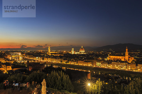 Italien  Toskana  Florenz  Stadtbild  Blick auf Cattedrale di Santa Maria del Fiore am Abend
