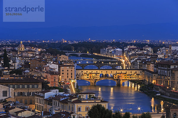 Italien  Toskana  Florenz  Stadtbild  Blick auf den Arno mit Ponte Vecchio am Abend