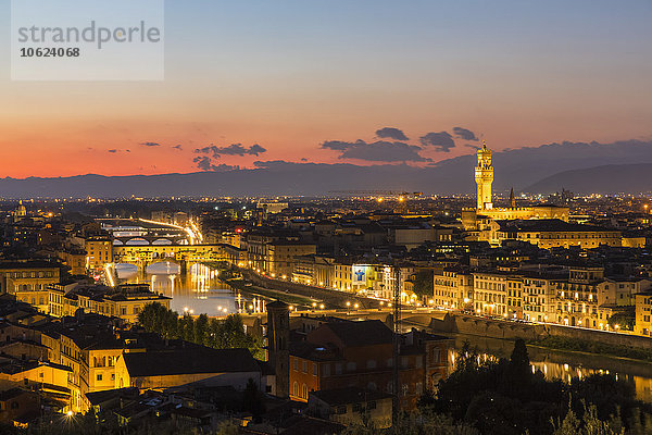 Italien  Toskana  Florenz  Stadtbild  Blick auf den Arno  Ponte Vecchio und Palazzo Vecchio am Abend