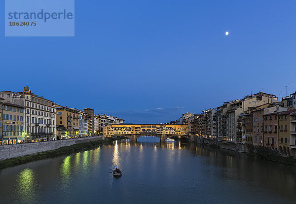 Italien  Toskana  Florenz  Blick auf Arno und Ponte Vecchio am Abend