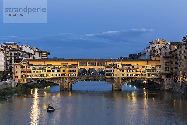 Italien  Toskana  Florenz  Blick auf Arno und Ponte Vecchio am Abend