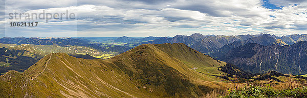 Deutschland  Bayern  Oberstdorf  Panoramablick auf den Gratweg von Fellhorn nach Schlappolt-Alm