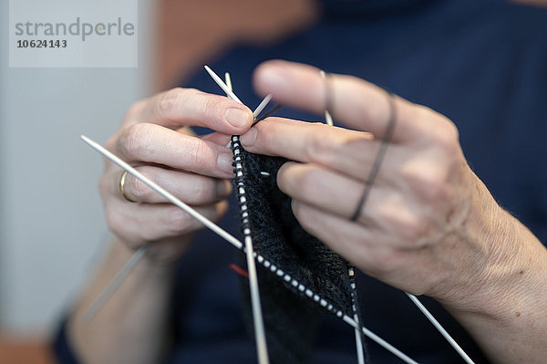 Hände der strickenden Seniorin  Nahaufnahme