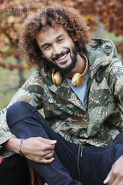 Porträt eines Mannes mit gefärbten Ringeln in Camouflage-Jacke