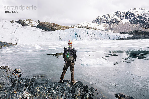 Mann mit Rucksack bewundert den Pastoruri-Gletscher
