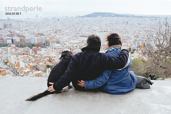 Spanien  Barcelona  Rückansicht des Paares mit Hund von Turo de la Rovira aus gesehen