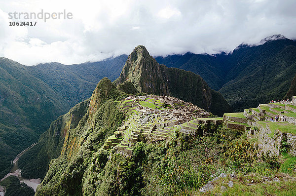 Peru  Machu Picchu Zitadelle und Huayna Picchu Berg mit Urubamba Fluss