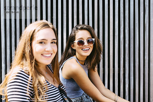 Porträt von zwei glücklichen jungen Frauen im Freien
