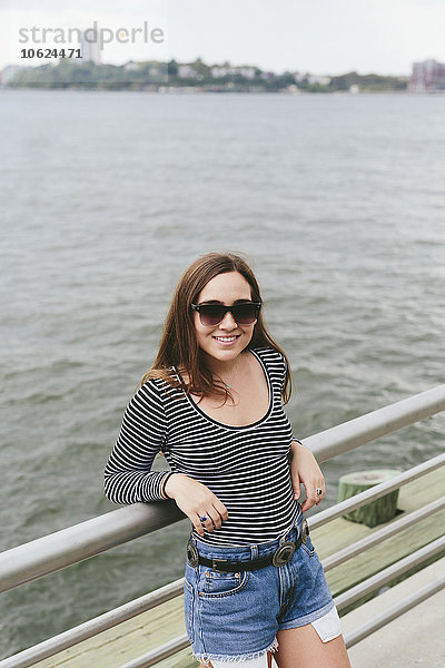 USA  New York City  lächelnde junge Frau am Hudson River