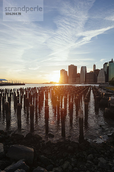 USA  New York  New York City  Manhattan  Skyline und East River bei Sonnenuntergang