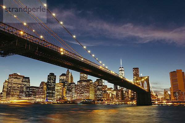 USA  New York  New York City  Manhattan  Brooklyn Bridge und Skyline während einer Sommernacht