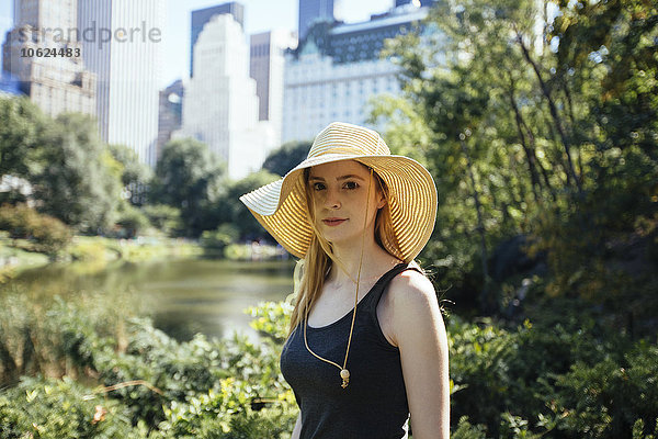 USA  New York City  Portrait einer jungen Frau im Central Park