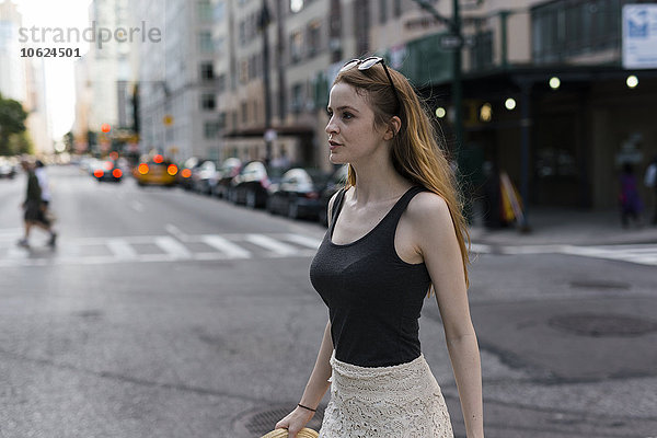 USA  New York City  junge Frau unterwegs in Manhattan