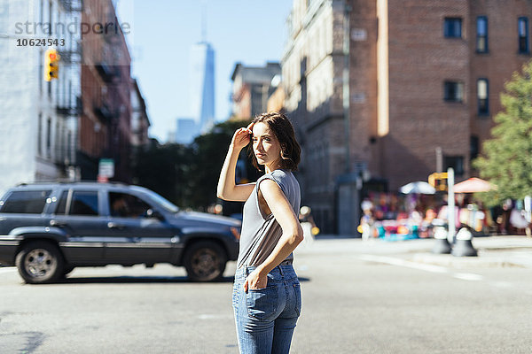 USA  New York City  Frau auf einer Straße stehend