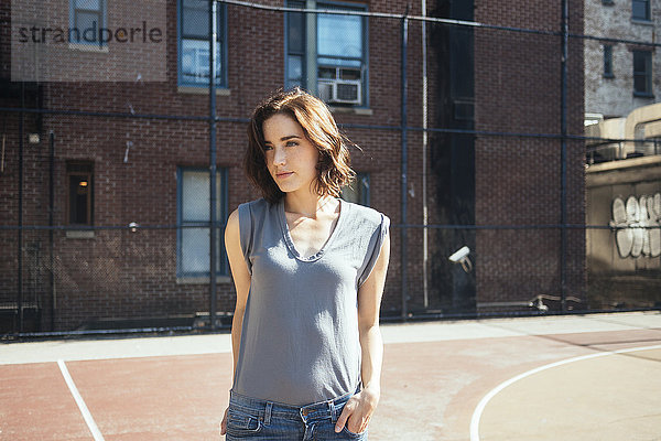 USA  New York  Manhattan  Portrait einer jungen Frau auf dem Spielplatz