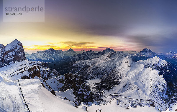 Italienische Alpen im Winter bei Sonnenuntergang