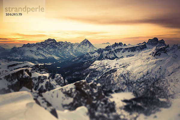 Italienische Alpen im Winter bei Sonnenuntergang