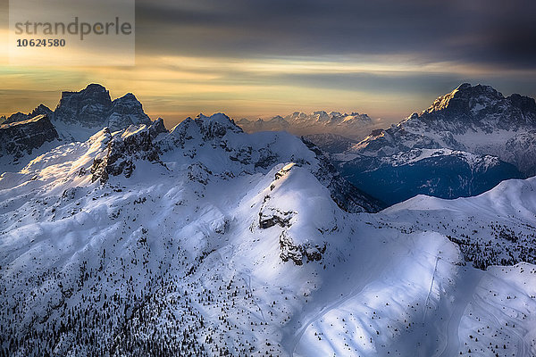 Italienische Alpen im Winter bei Sonnenuntergang