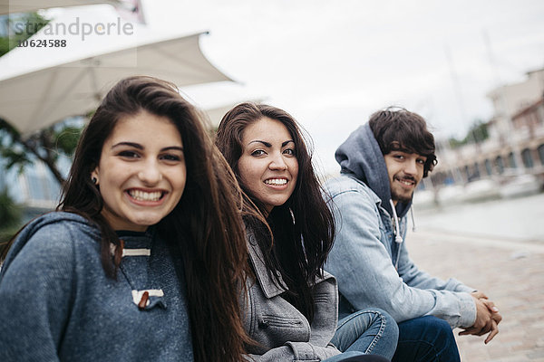 Italien  Rimini  Porträt von drei glücklichen Freunden im Freien