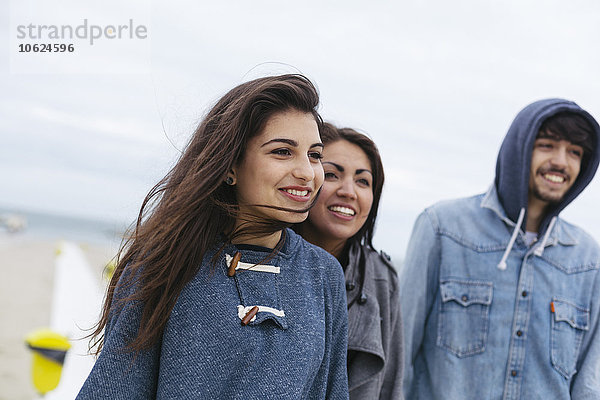 Italien  Rimini  Portrait von drei glücklichen Freunden am Strand außerhalb der Saison