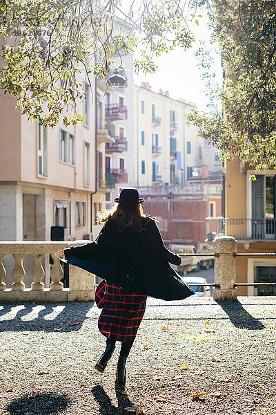 Italien  Verona  lebendige junge Frau in der Stadt