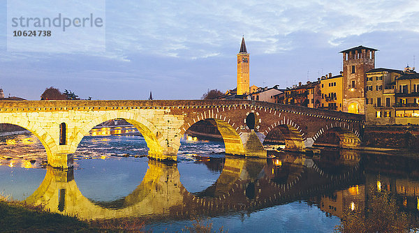 Italien  Verona  Ponte Pietra im Winter