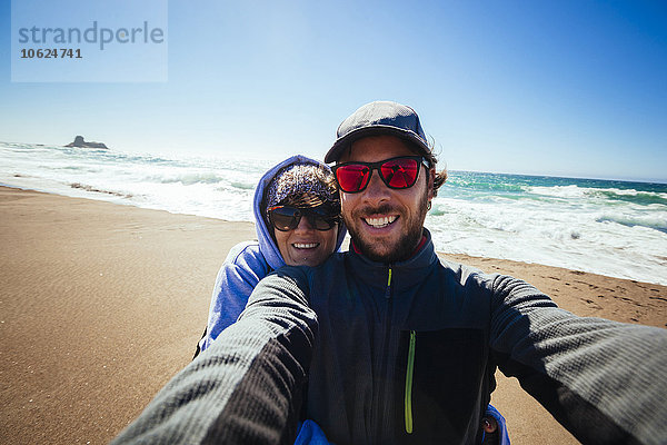 Selfie eines Paares an der Pazifikküste in Kalifornien