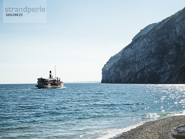 Italien  Gardasee  Dampfschiff bei der Bucht von Lido di Tignale