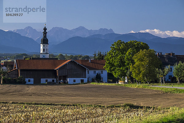 Deutschland  Bayern  Rupertiwinkel  Dorf im Spätsommer