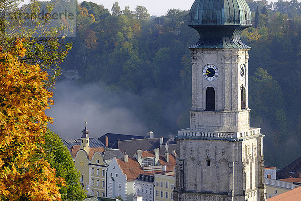 Deutschland  Bayern  Blick auf Kirchturm und Häuser von Burghausen