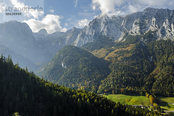 Blick auf die Berchtesgadener Alpen im Herbst