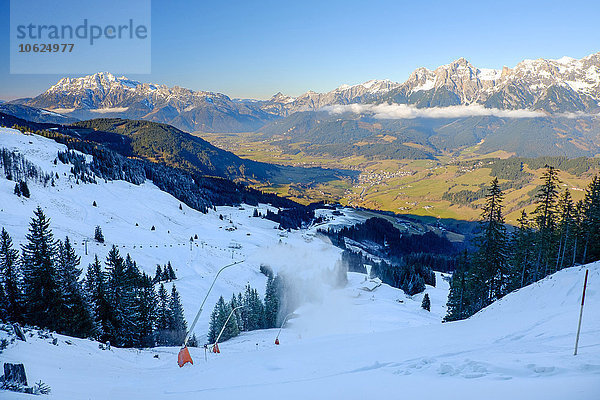 Österreich  Salzburger Land  Maria Alm am Hochkönig  Alpenlandschaft im Winter  Ski amade und Schneekanonen