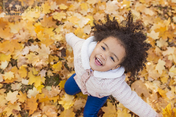 Kleines Mädchen spielt im Herbstpark