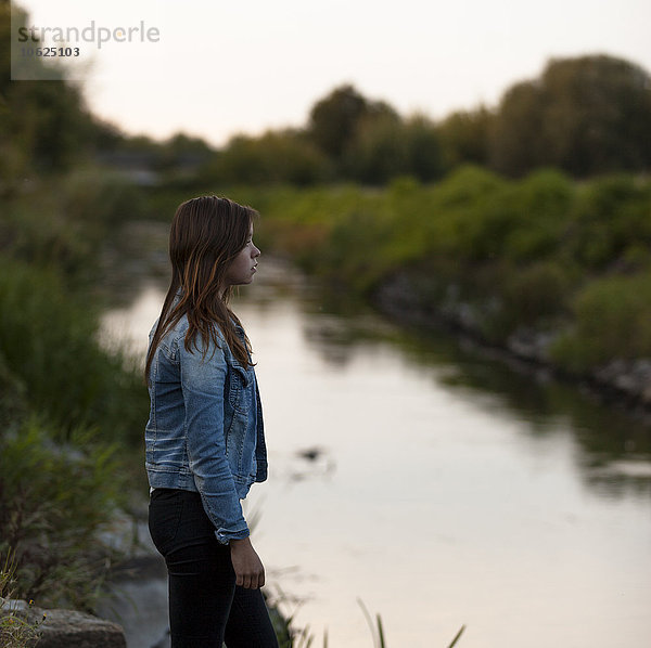 Porträt eines jungen Mädchens am Ufer des Flusses