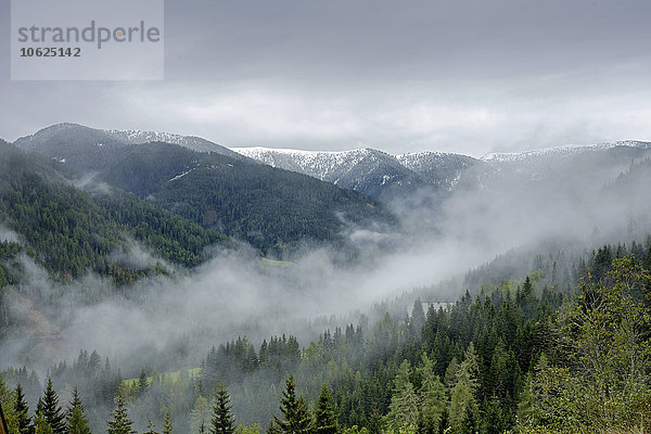 Österreich  Steiermark  Murau  schneebedeckte Berge und Nebel im Tal