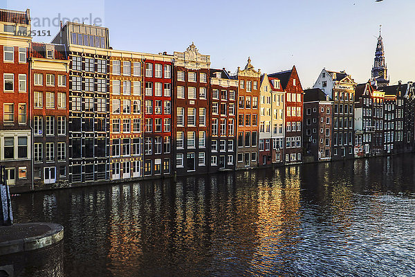 Niederlande  Amsterdam  Damrak  Blick auf Kanalhausreihe in der Altstadt