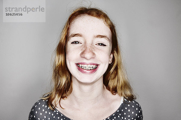 Porträt eines lächelnden Mädchens mit Zahnspange