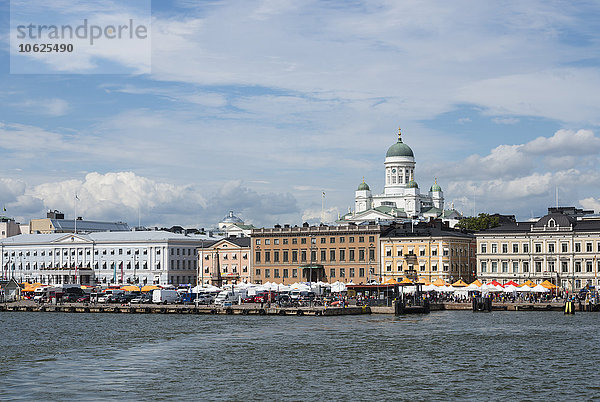 Finnland  Helsinki  Blick vom Hafen auf die Stadt mit der Kathedrale von Helsinki