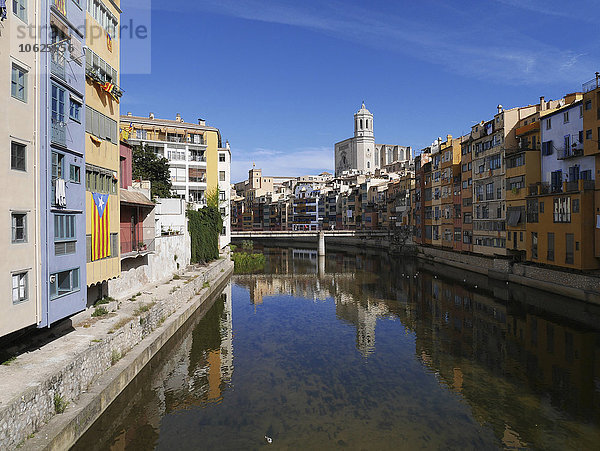 Spanien  Girona  Fluss Onyar mit der Kathedrale Santa Maria de Girona im Hintergrund